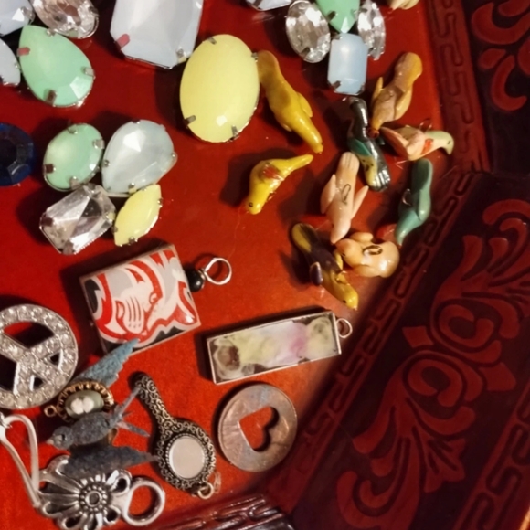 Vintage lot of miscellaneous jewelry, charms, pendant, crafting jewelry - Picture 2 of 7